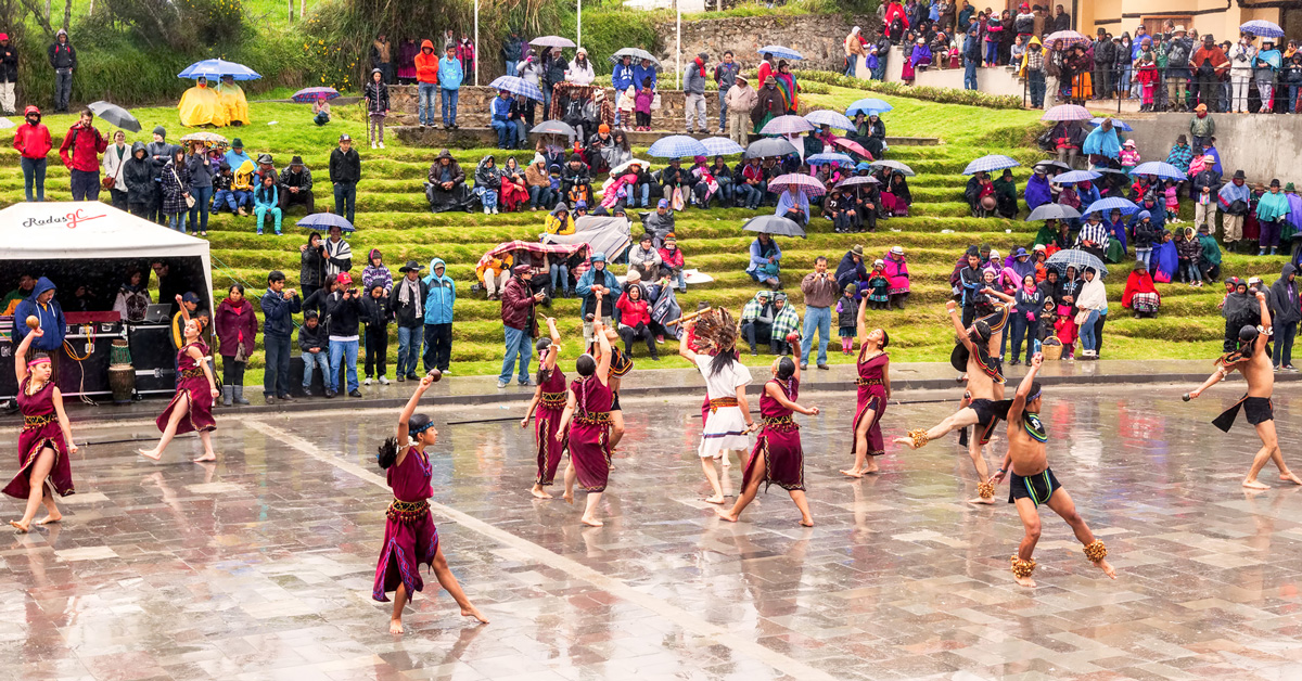  innfødte ecuadorianske dansere på ingapirca