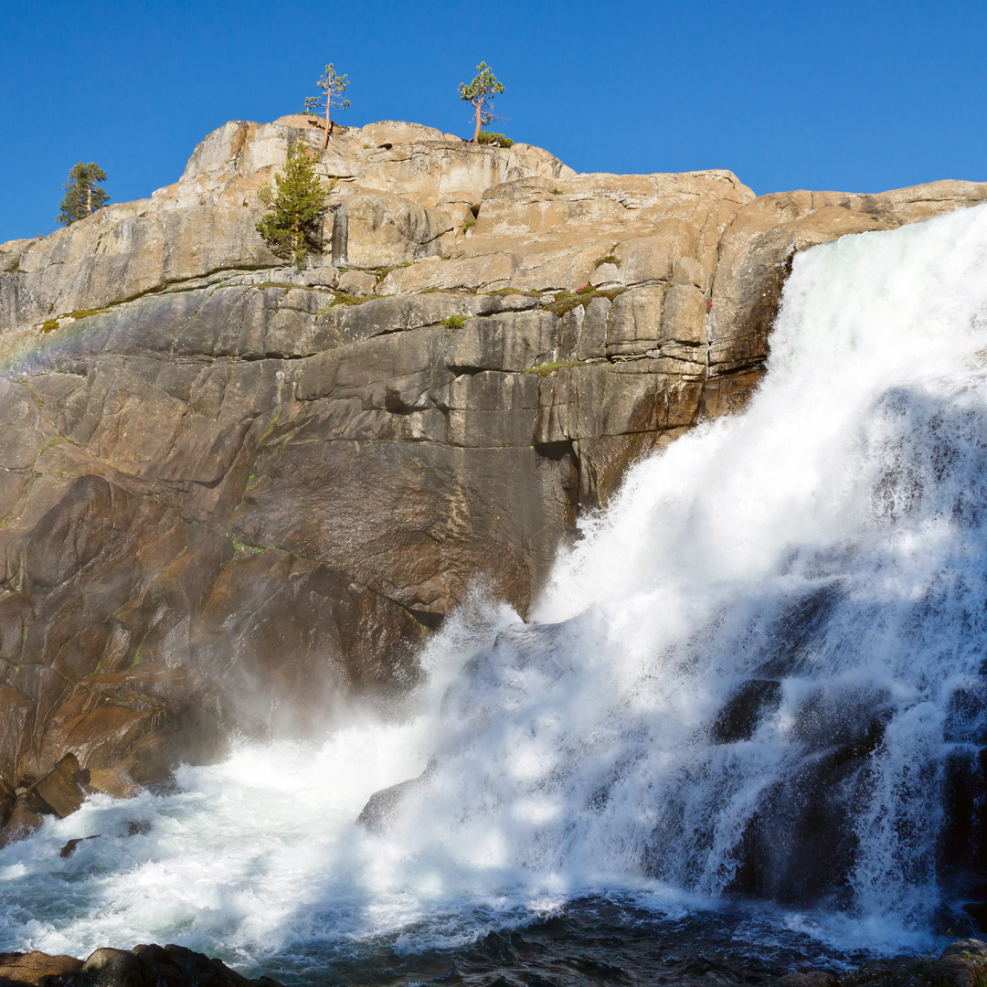 spruzzi d'acqua giù paesaggio roccioso